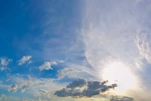 素晴らしい自然の雲と青い空を背景に太陽 — ストック写真