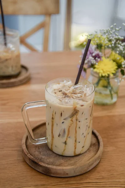 Eiskaffee Auf Holztablett Und Blumentopf Daneben Dekorieren — Stockfoto