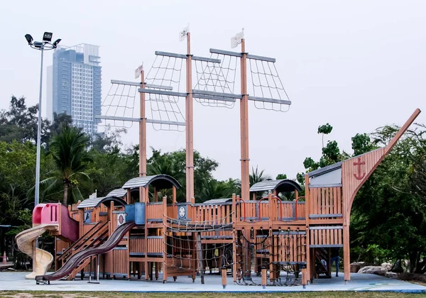 チョンブリ 海賊が 2018 日でチョンブリ シラチャに公園で遊び場を船 — ストック写真