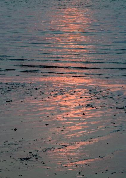 Solnedgången Ljus Reflekteras Stranden Och Havet Yta — Stockfoto