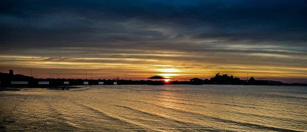 Coucher Soleil Ciel Mer Avec Silhouette Pont Île — Photo