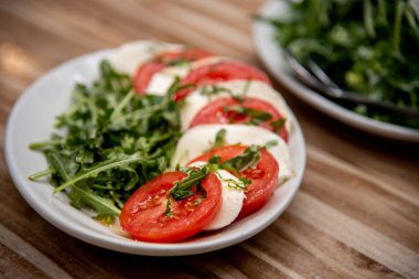 Insalata Caprese veya domates, roka ve Mozzarella salatası