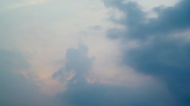 Zaman atlamalı günbatımı gökyüzü arka plan ile bulutlar hareketinin