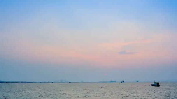 Caducidad Temporal Del Cielo Crepuscular Mar Con Amarre Barco Pasajeros — Vídeos de Stock