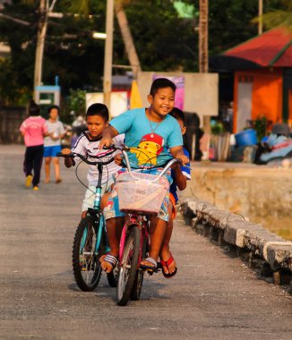 Chonburi, Tayland - 28 Şubat: çocuklar binmek bisiklet köprüsünde 28 Şubat 2018 yılında Sriracha, Chonburi, Tayland, Thailand