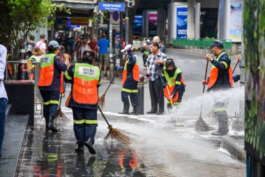 Bangkok, Tayland - 15 Aralık: bölge personel işçi patika üzerinde 15 Aralık 2018 temizlik Silon road, Bangkok, Tayland