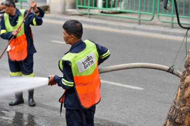 Bangkok, Tayland - 15 Aralık: bölge personel işçi patika üzerinde 15 Aralık 2018 temizlik Silon road, Bangkok, Tayland