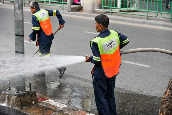 Bangkok Tailândia Dec Trabalhador Distrital Que Limpa Caminho Pedestre Dezembro — Fotografia de Stock