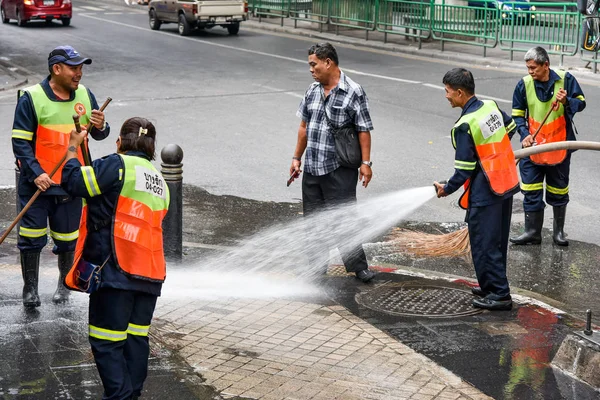 Bangkok Tailândia Dec Trabalhador Distrital Que Limpa Caminho Pedestre Dezembro — Fotografia de Stock