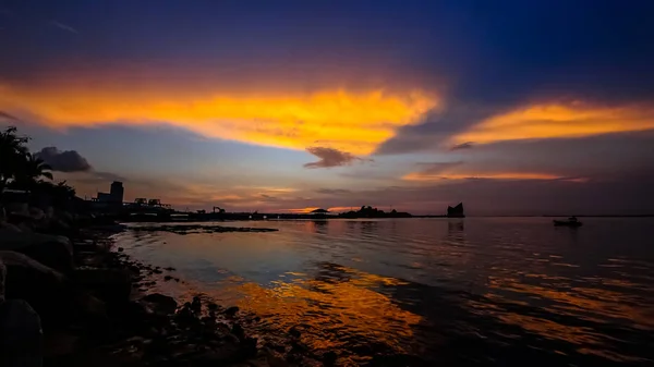 Cielo Espectacular Puesta Sol Mar Con Silueta Fondo Isla — Foto de Stock