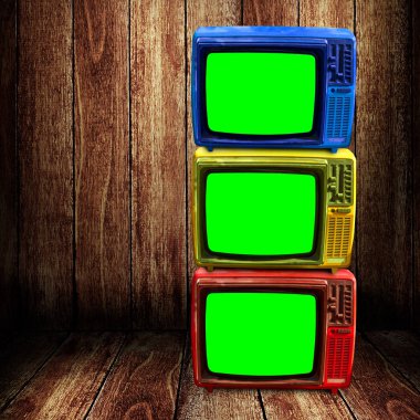 Retro televizyon üst üste ahşap zemin ve duvar arka plan yeşil ekran ile