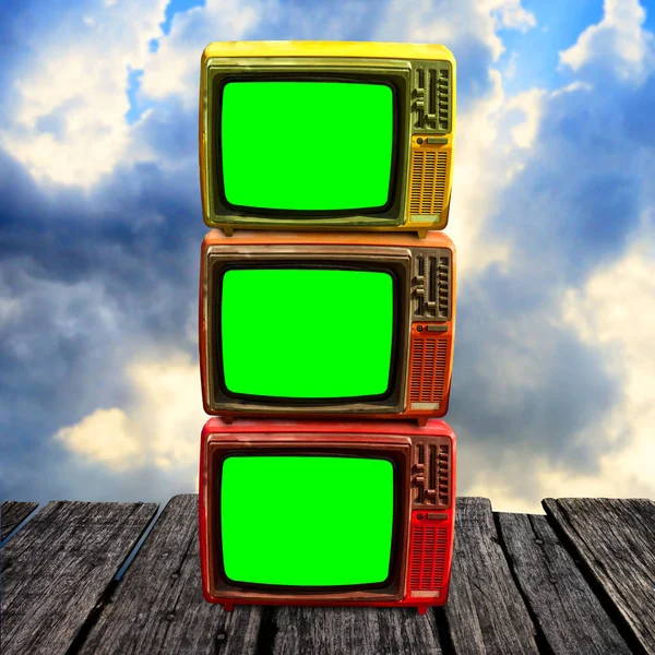 Retro Fernseher Mit Grünem Bildschirm Auf Holzdeck Mit Wolken Himmel — Stockfoto