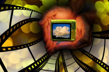 Film şeridi, eğlence el kavram uçan ile elinde Retro televizyon