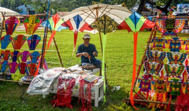 Bangkok, Tayland - 24 Kasım: kimliği belirsiz yapmak Lumpine uçurtma Tay bahçe üzerinde 24 Kasım 2018 Bangkok, Tayland