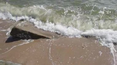 Ağır çekim Rock'ta sıçramasına deniz sörf