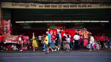 Bangkok, Tayland - 4 Şubat: insanlar yürümek Yawarat yol boyunca 4 Şubat 2019 Çin kasaba, Bangkok, Tayland