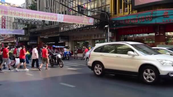 Bangkok Thailandia Feb Gente Attraversa Strada Yaowarat Febbraio 2019 Nella — Video Stock
