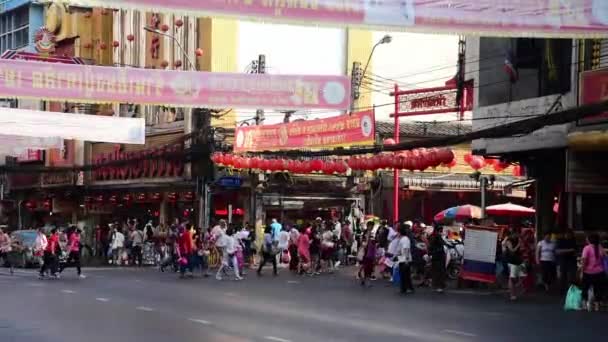 Bangkok Thailand Feb Mensen Lopen Yaowarat Road Februari 2019 Chinatown — Stockvideo