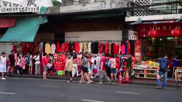 Μπανγκόκ Ταϊλάνδη Φεβ Άνθρωποι Περπατούν Κατά Μήκος Του Δρόμου Yawarat — Αρχείο Βίντεο