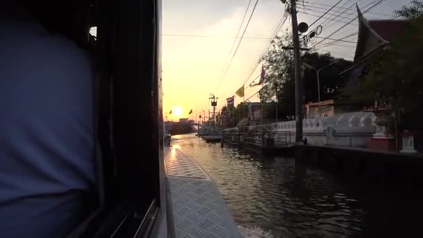 Bangkok Thailand Dec Utsikt Från Passagerarbåt Mot Buddhistiska Tempel Ligger — Stockvideo