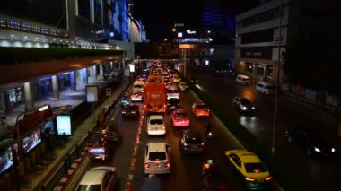 Bangkok, Tayland - 3 Şubat: gece trafik 3 Şubat 2019 Phaya Thai yolda Bangkok, Tayland