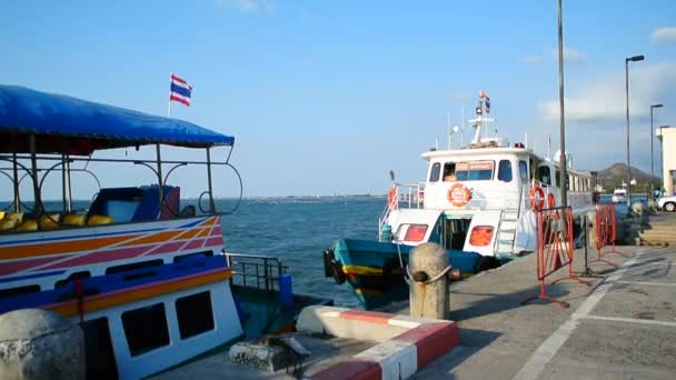 Τσόνμπουρι Ταϊλάνδη Φεβ Επιβατών Βάρκα Moor Στο Λιμενοβραχίονα Στα Φεβρουάριος — Αρχείο Βίντεο