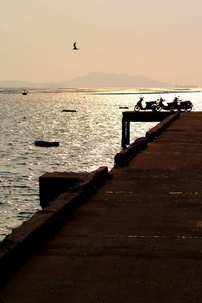 Silhouette Des Motorradparkplatzes Steg — Stockfoto