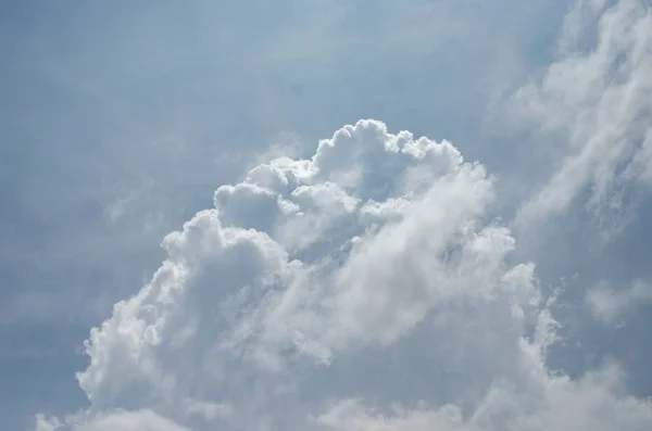 Céu agradável com nuvens fundo — Fotografia de Stock