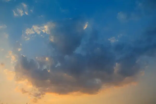 Ciel dramatique avec nuages — Photo