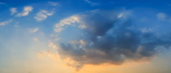 Panorama del cielo dramático con nubes — Foto de Stock