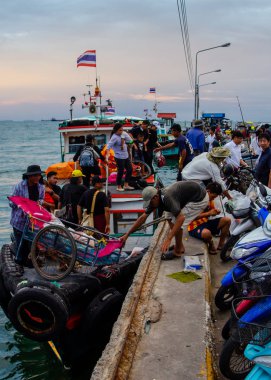 Yolcu tekne sabitlemek için adım insanlardan 
