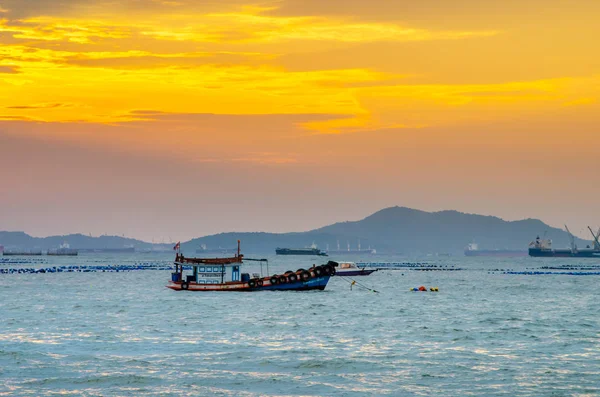 Passenger boat mooring at sea — Stock Photo, Image