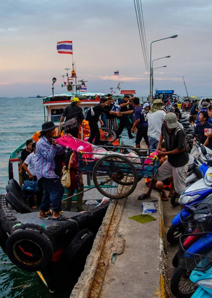 Mensen uit passagier boot intensivering als u wilt vastzetten — Stockfoto