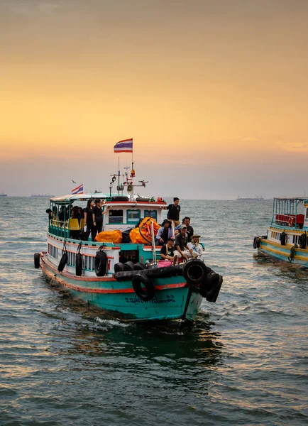 Barco de passageiros da chegada da ilha Si Chang — Fotografia de Stock