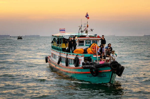 Passenger boat from Si Chang island arrival — Stock Photo, Image