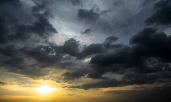 Céu por do sol com nuvens, Fundo da natureza — Fotografia de Stock