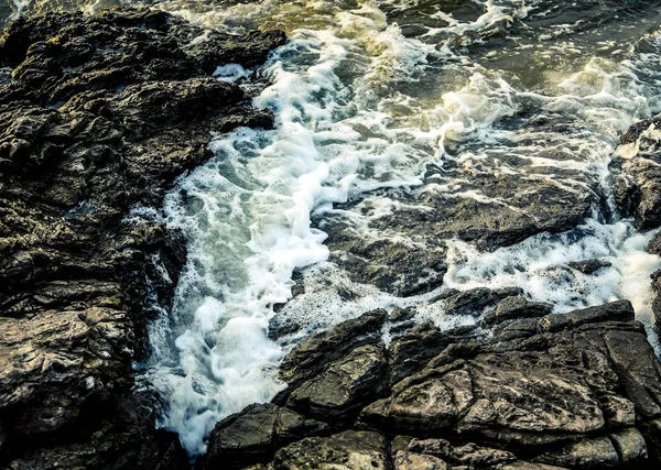Mooi zee surf spatten op rock — Stockfoto