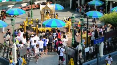 Bangkok, Tayland - 15 Mar: turist ziyaret Erawan tapınak Bangkok, Tayland için 15 Mart 2019 tarihinde