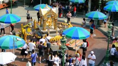 Bangkok, Tayland - 15 Mar: turist ziyaret Erawan tapınak Bangkok, Tayland için 15 Mart 2019 tarihinde