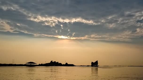 Ada Silueti Ile Güneş Bulutlar Zaman Atlamalı — Stok video