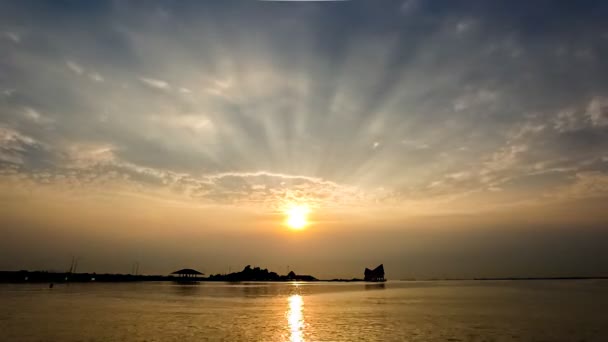 Caducidad Del Cielo Atardecer Con Rayos Sol Mar — Vídeos de Stock