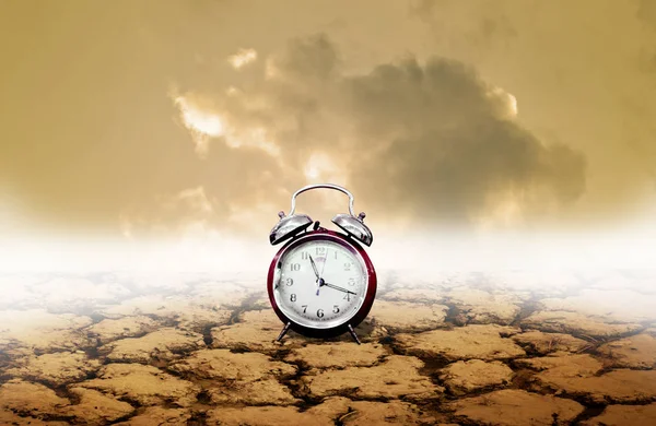 Conceito de tempo de adversidade, Relógio despertador com fundo seco — Fotografia de Stock