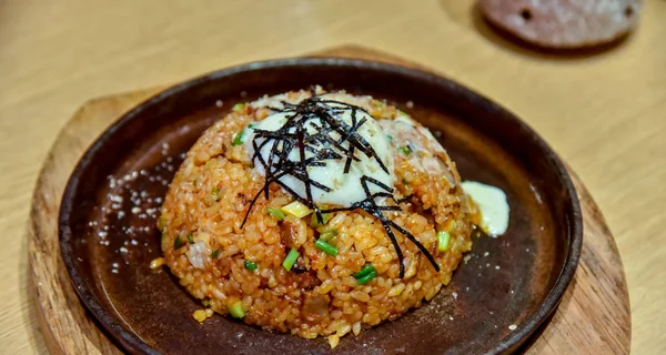 Riz frit au jaune d'oeuf et garniture d'algues — Photo