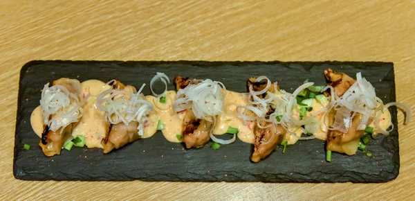 Sosu, mantı sarmalayıcılar domuz eti ve lahana dolması