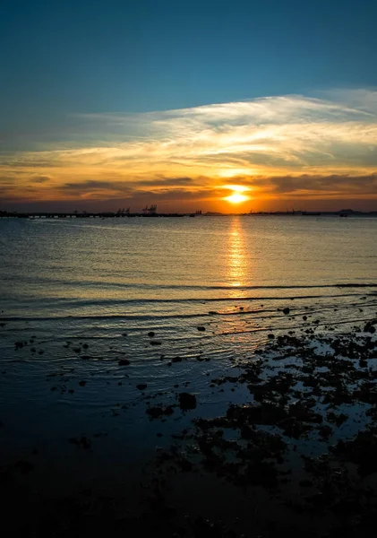 Coucher de soleil en mer avec pierre et vagues au premier plan — Photo