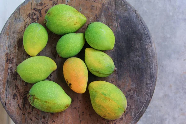 Groep van mango op ronde houten stoel — Stockfoto