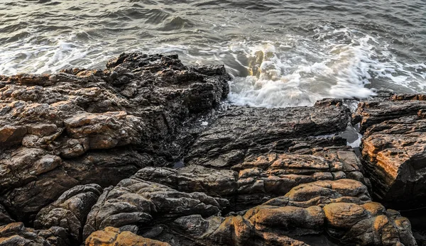 Zee surf spatten op rock — Stockfoto