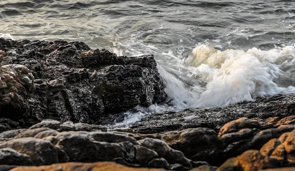 Zee surf spatten op rock — Stockfoto