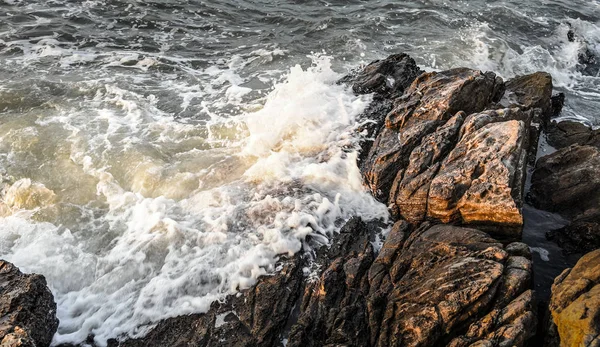 Zee surf spatten op rock — Stockfoto