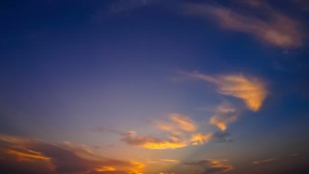 夕方には空の雲と太陽光線の時間経過 — ストック動画